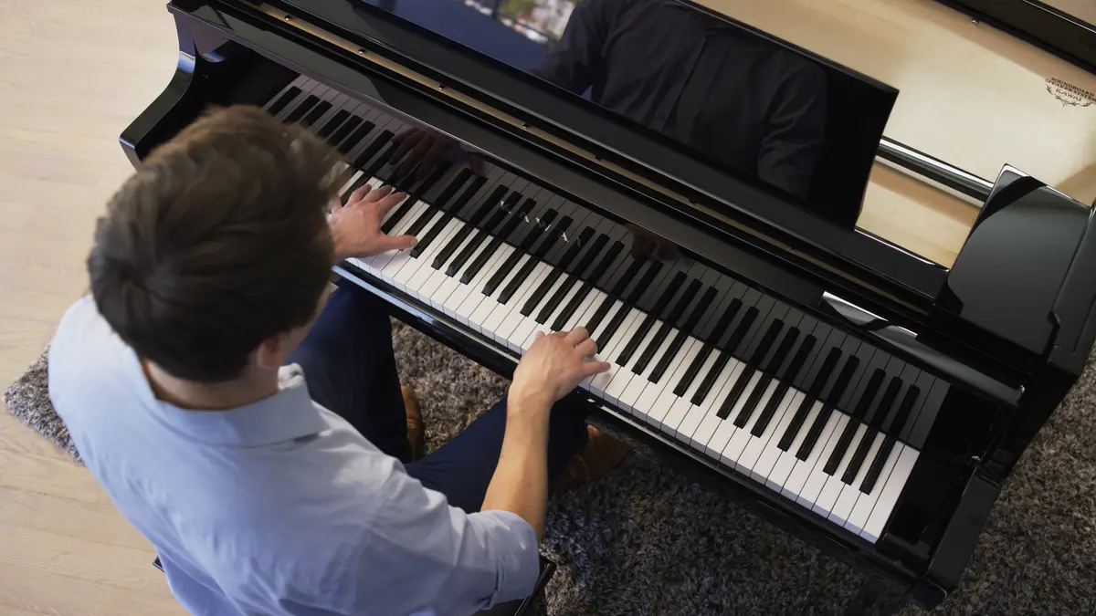 Piano hybride Kawai NV12 vu d'en haut avec pianiste au clavier