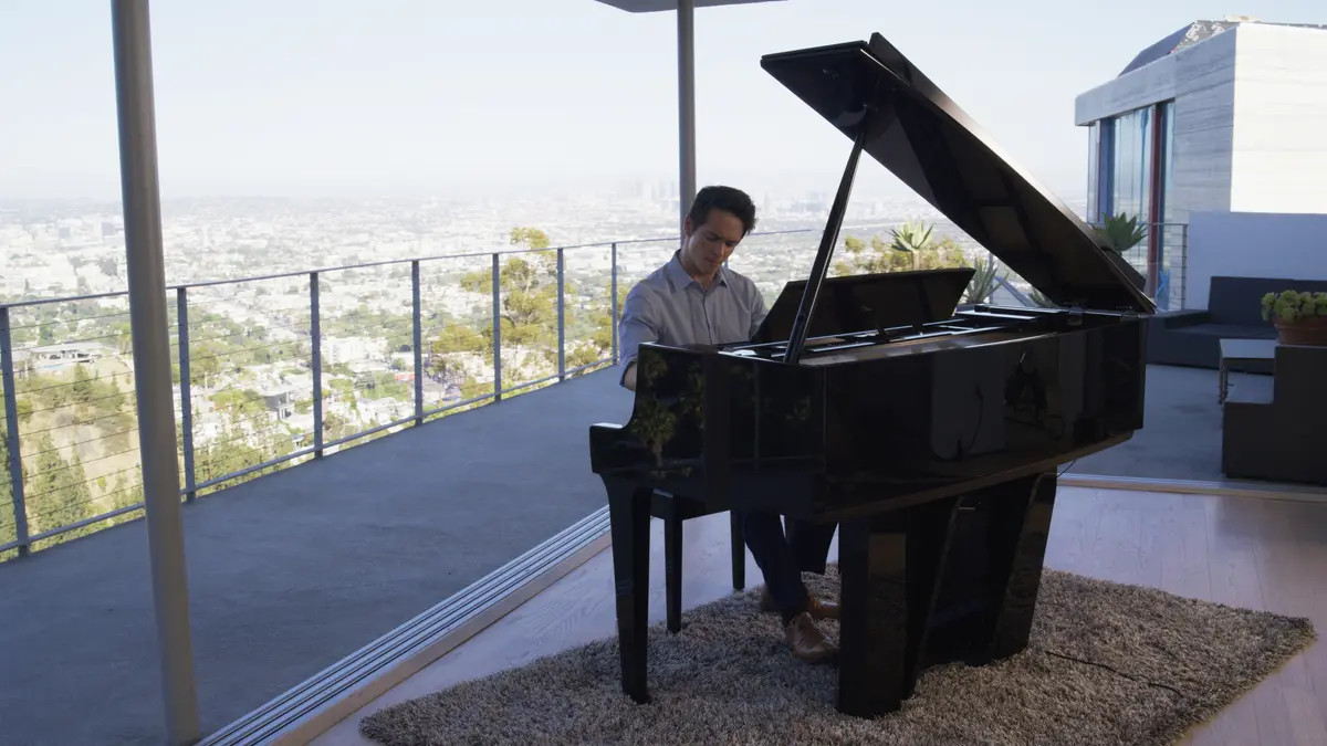 Le piano hybride Kawai NV12 joue dans le salon lumineux