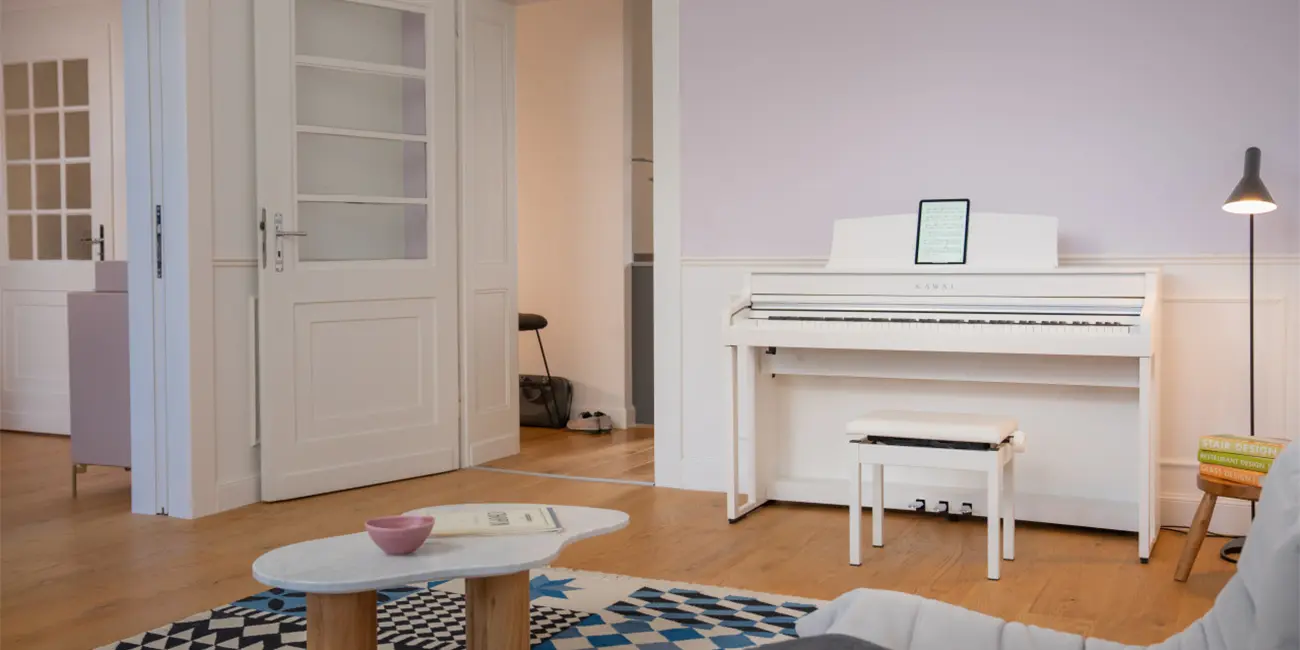 Kawai CA 501 Digitalpiano in Weiß mit Display im Wohnzimmer