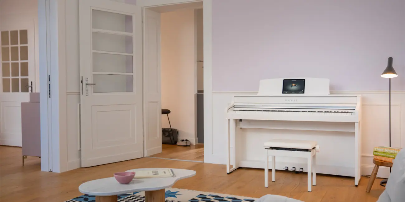 Kawai CA 501 Digitalpiano in Weiß mit geöffnetem Display