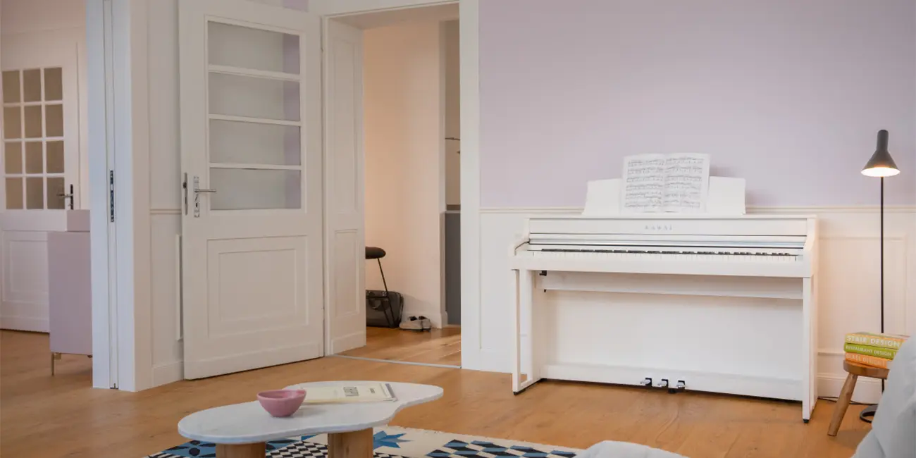 Kawai CA 501 Digitalpiano in Weiß im hellen Wohnzimmer