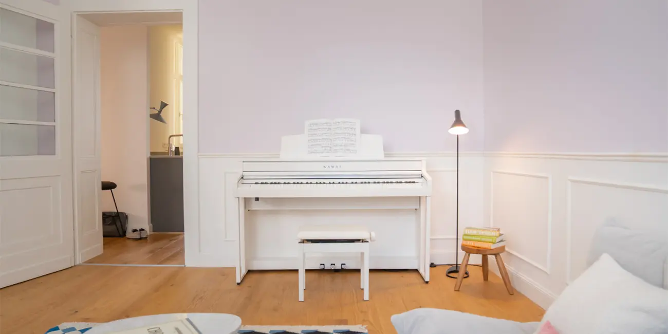 Kawai CA 501 Digitalpiano in Weiß mit Hocker im Wohnzimmer