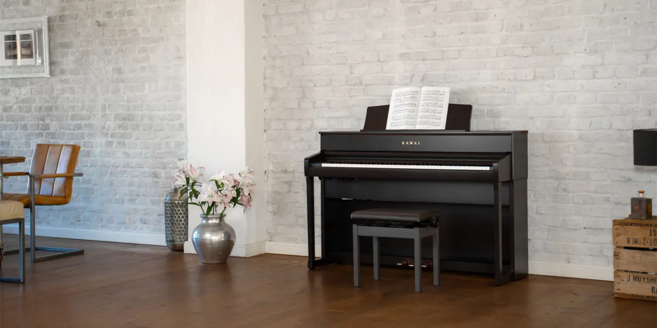 Kawai CA 701 Digitalpiano vor heller Backsteinwand