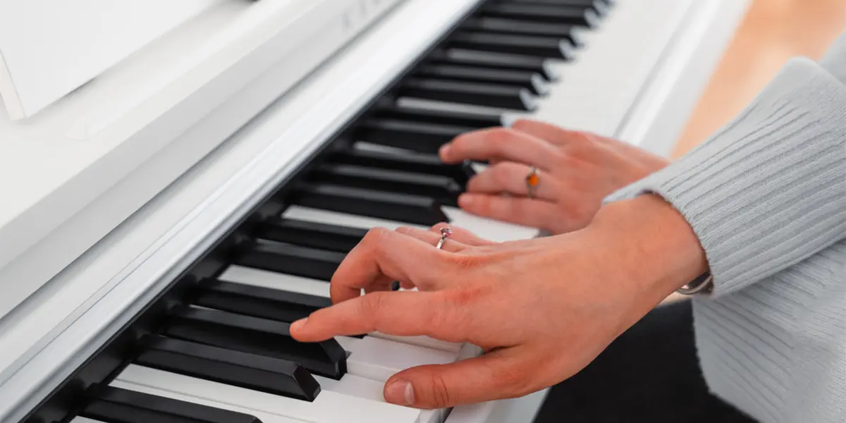Kawai CX102 Klaviatur wird mit beiden Händen gespielt
