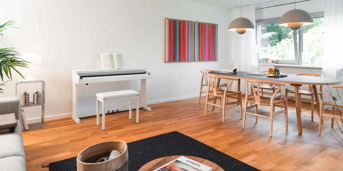 Weißes Kawai CX102 Digitalpiano in einem hellen Wohn- und Esszimmer