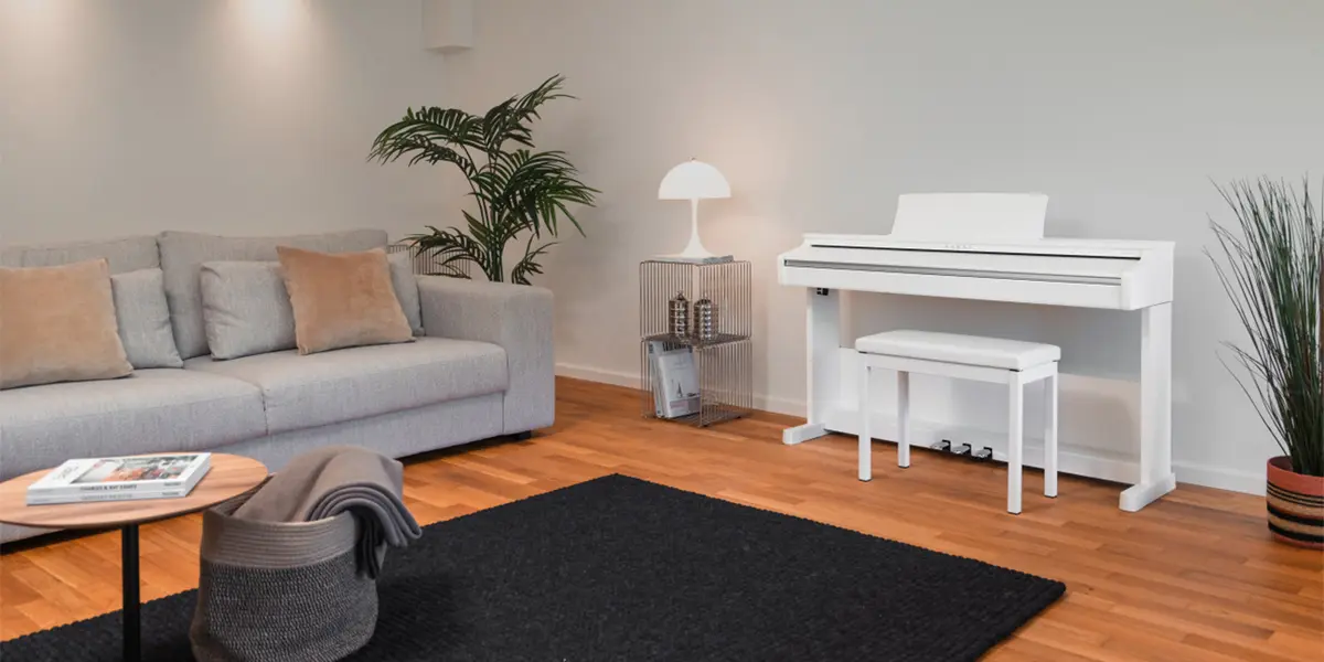 Weißes Kawai CX102 Digitalpiano in einer gemütlichen Wohnzimmerecke