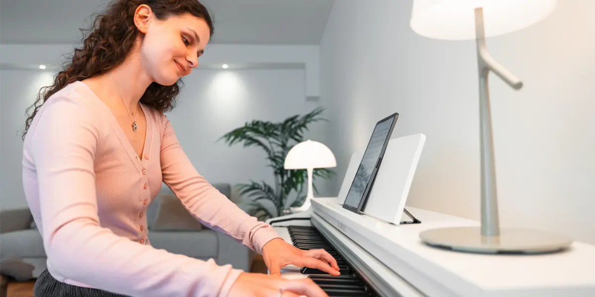 Kawai CX102 Digitalpiano wird mit Kopfhörern gespielt