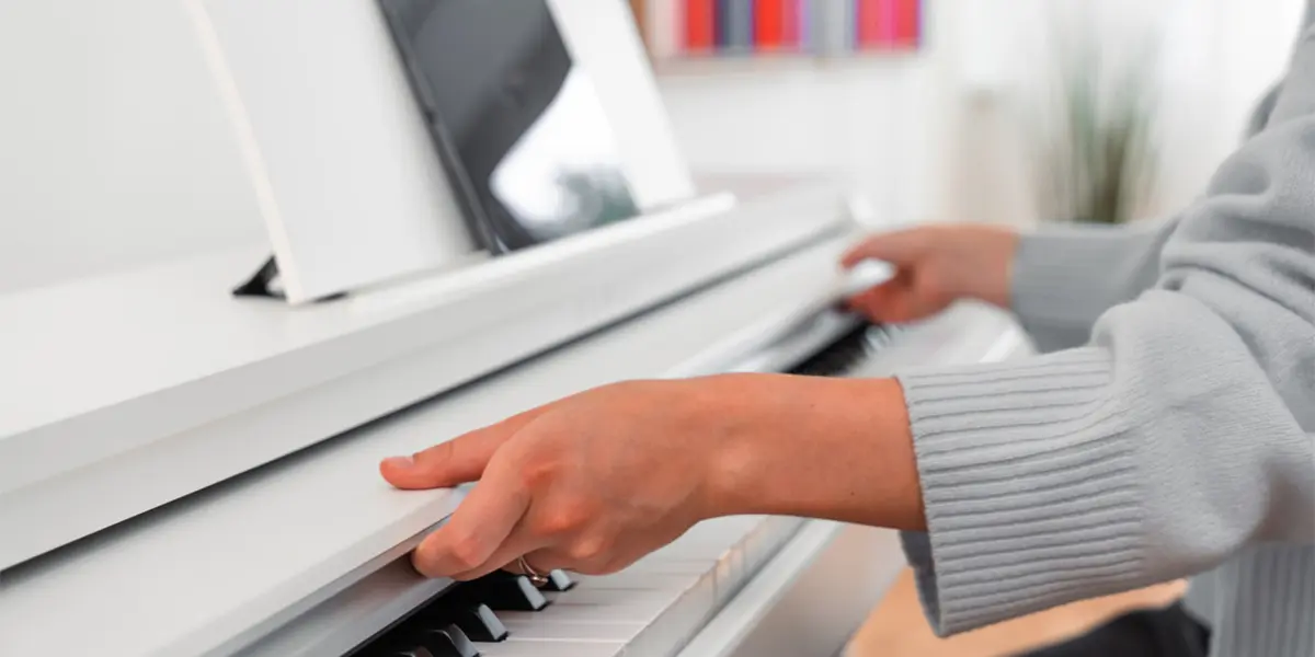 Kawai CX102 Tastaturabdeckung wird per Hand bedient