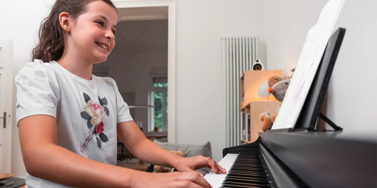 Kawai CX202 Digitalpiano in Schwarz wird von einem Mädchen gespielt