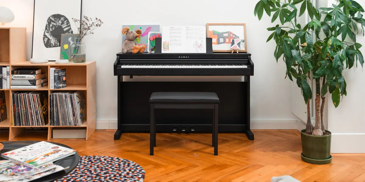 Kawai CX202 Digitalpiano in Schwarz im Wohnraum mit Pflanze