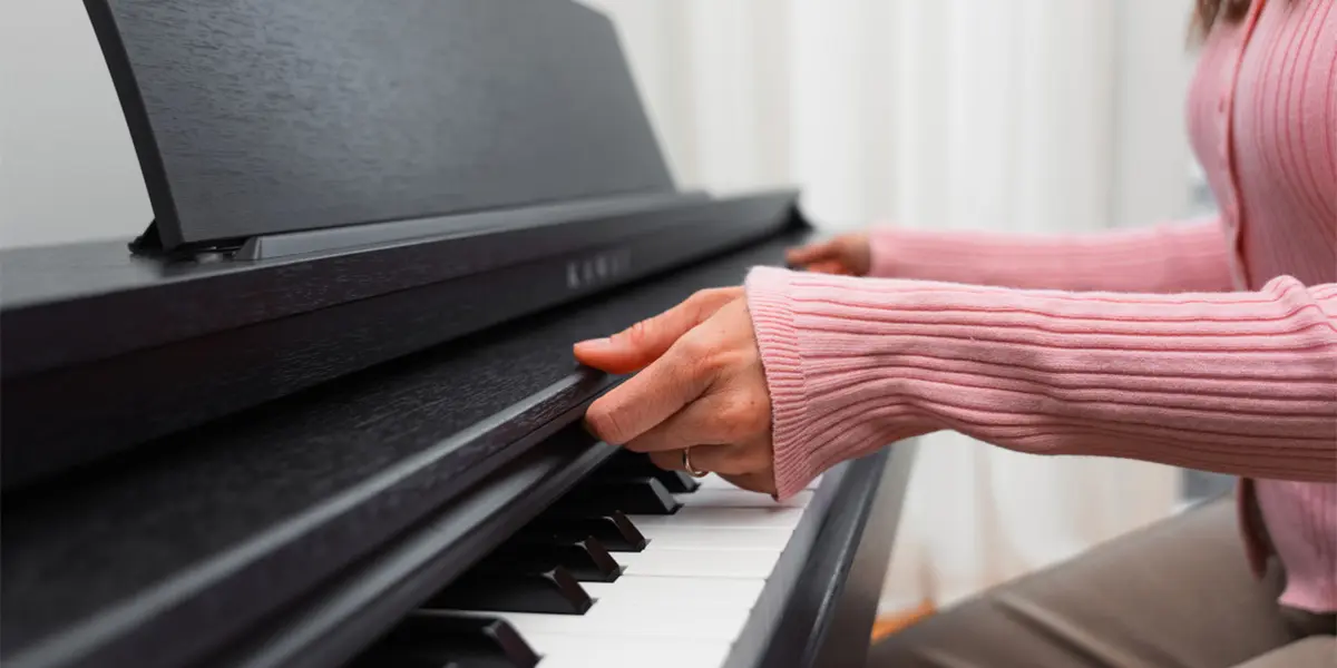 Kawai CX202 Klaviatur wird mit beiden Händen gespielt