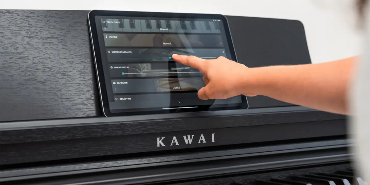 Kawai CX202 Touchdisplay wird per Hand bedient