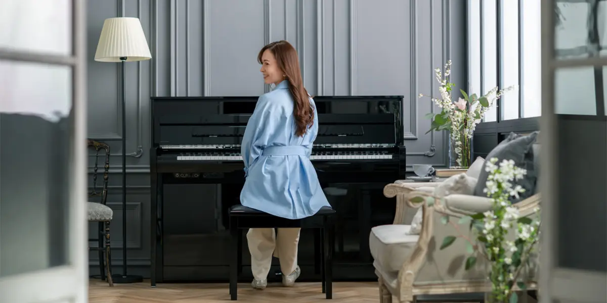 Piano hybride Kawai NV6 avec joueur assis