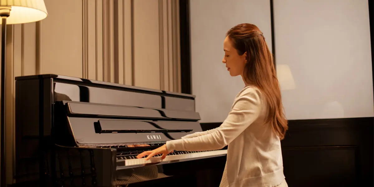 Le piano hybride Kawai NV6 se joue dans le salon