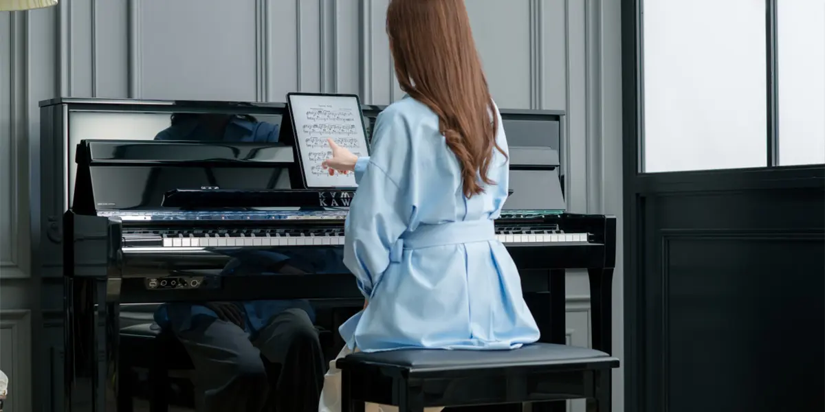Piano hybride Kawai NV6 avec affichage des notes en cours d'utilisation