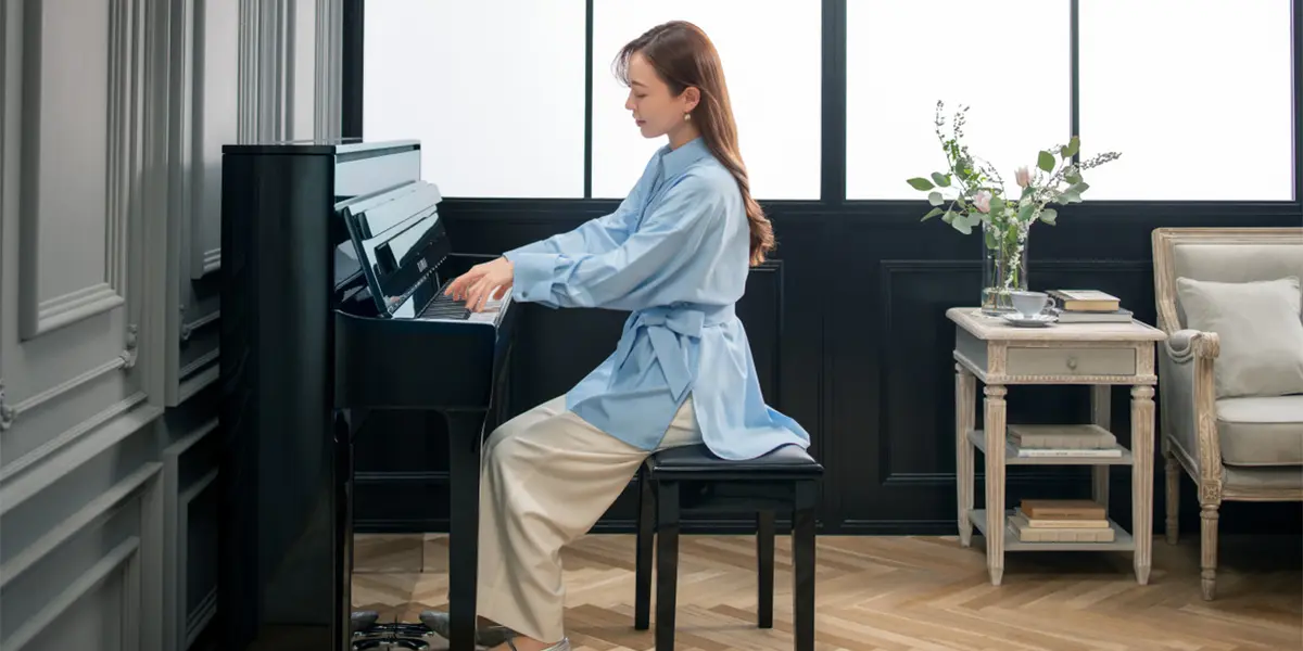 Le piano hybride Kawai NV6 se joue dans le salon