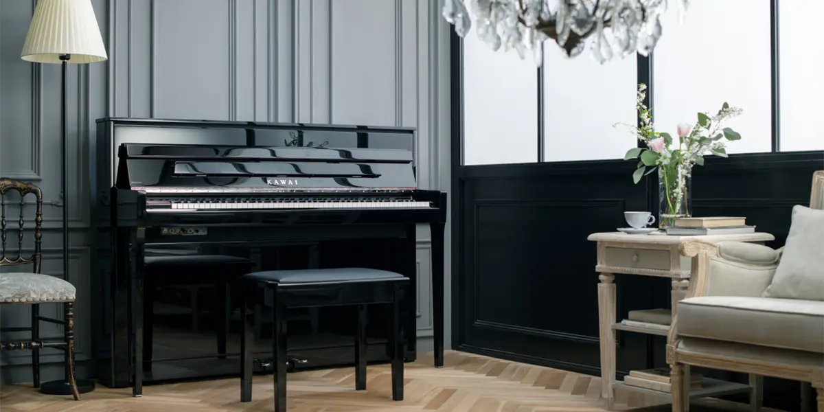Piano hybride Kawai NV6 en noir dans un salon élégant