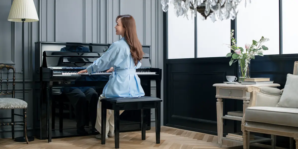 Piano hybride Kawai NV6 avec joueur assis