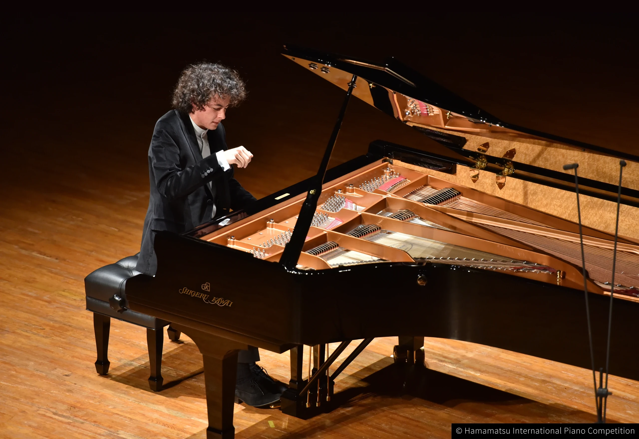 Ein Pianist am Shigeru Kawai SK-EX Konzertflügel