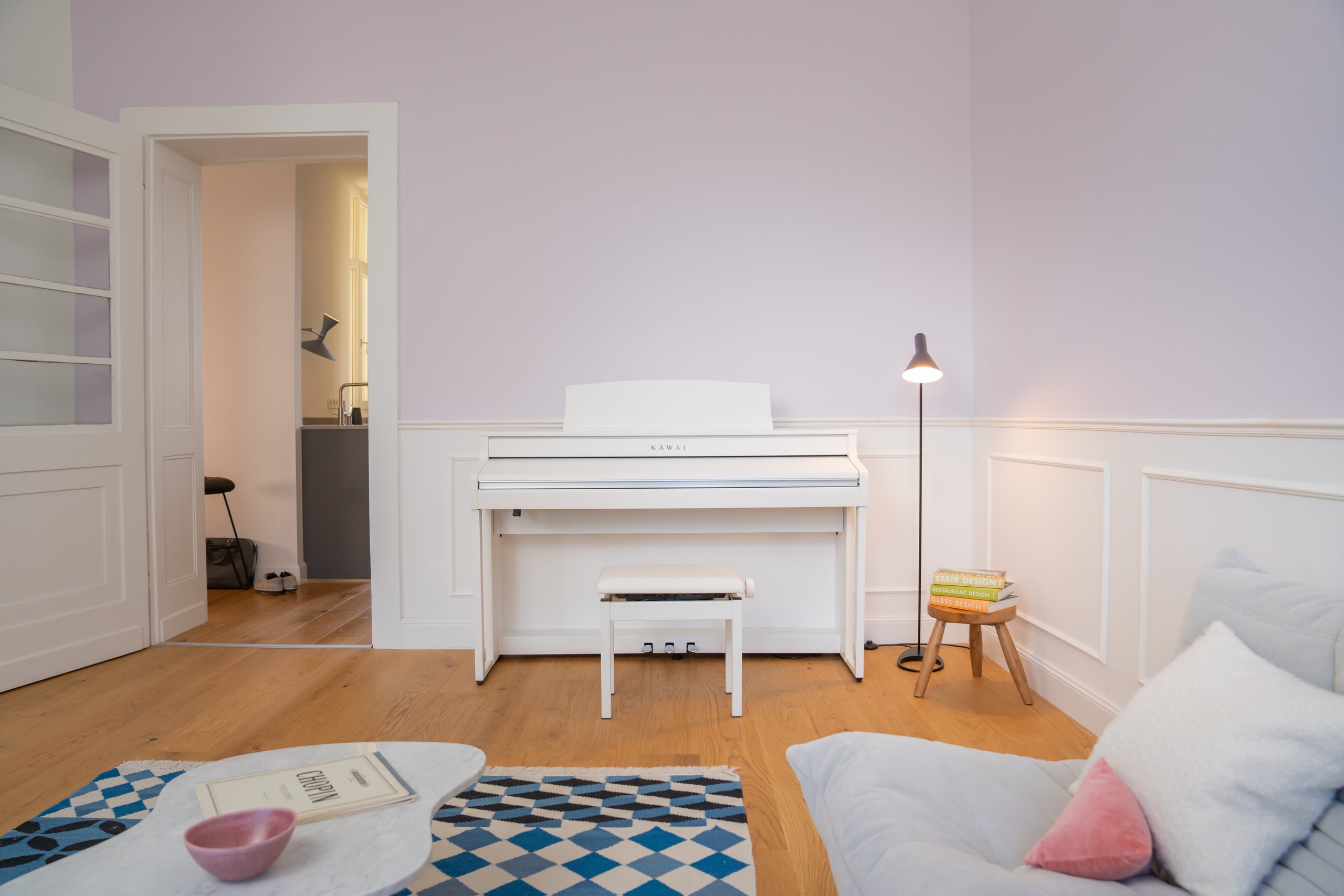 Kawai CA 501 Digitalpiano in Premium Weiß satiniert in einem hellen Wohnzimmer