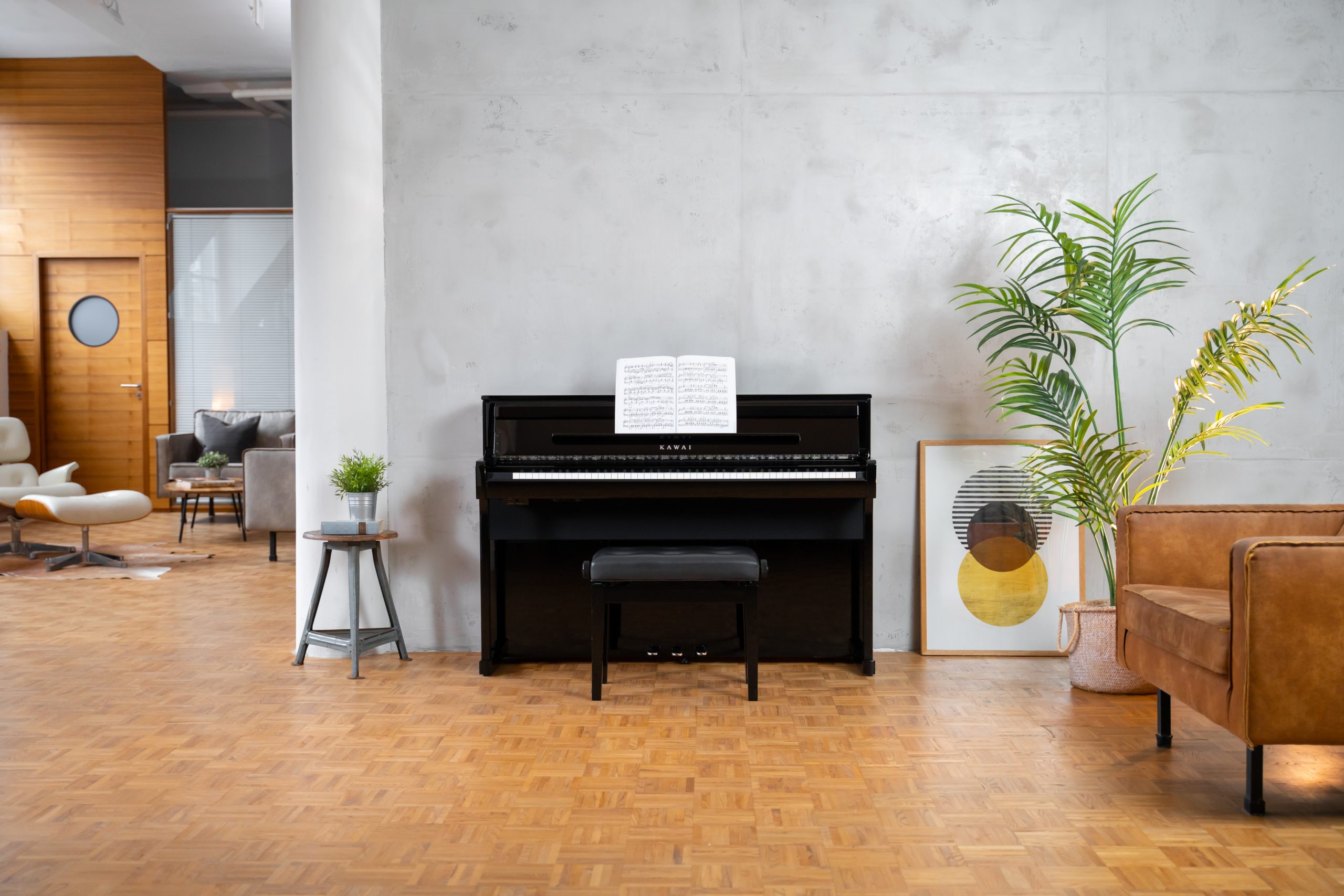 Kawai CA 901 Digitalpiano in einem hellen Wohnzimmer mit Parkettboden