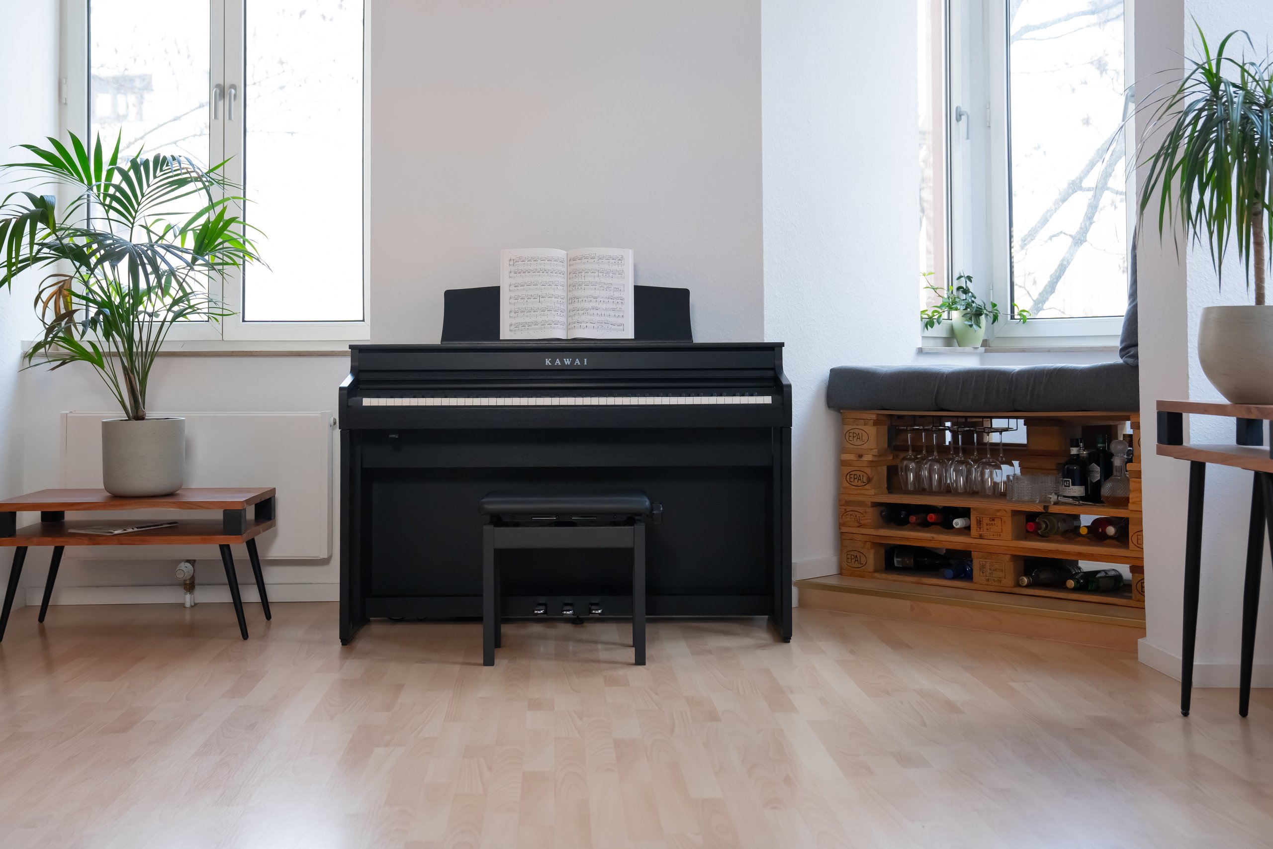 Kawai CA 401 Digitalpiano in Premium Schwarz satiniert in einem hellen Wohnzimmer