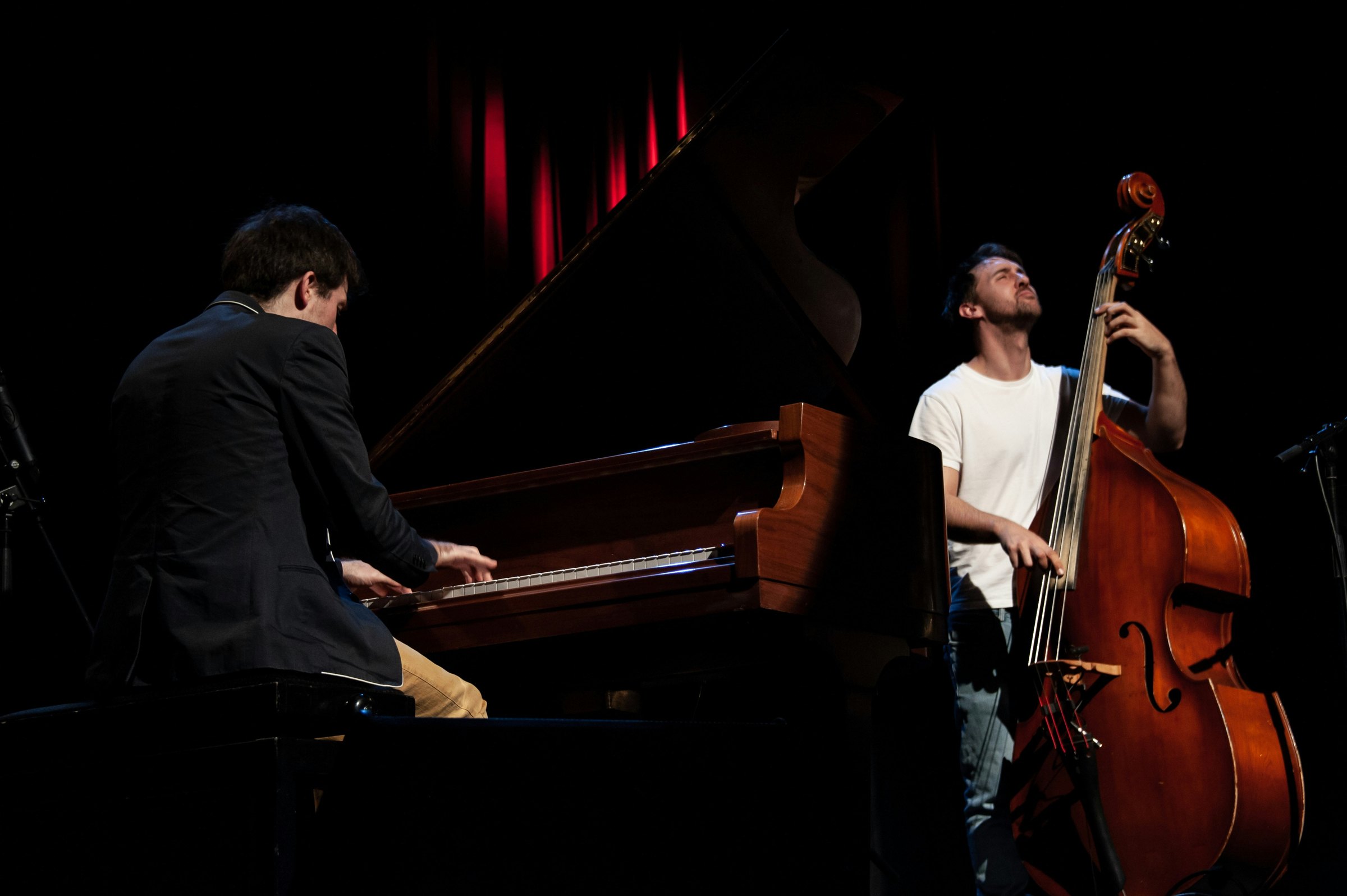 Pianist bei einem Auftritt auf der Bühne mit anderen Musikern