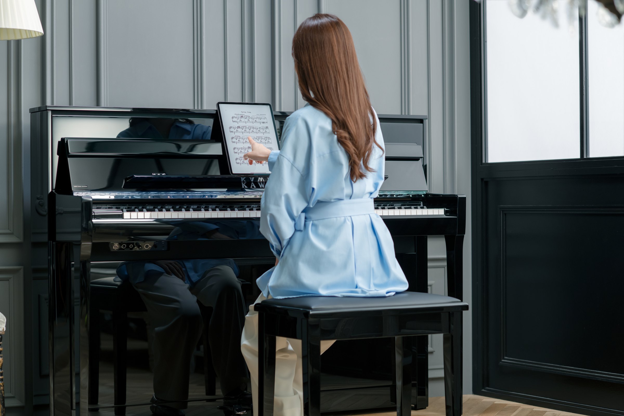 Junger Pianist spielt an einem Kawai NOVUS zu Backing-Tracks