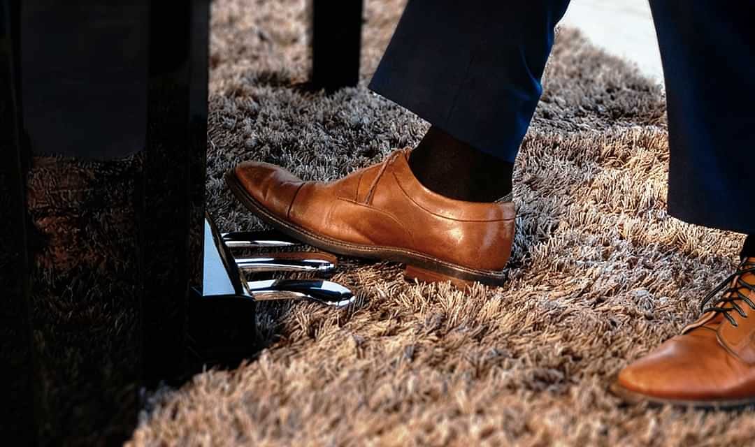 Ein Pianist nutzt die Pedale eines Kawai NOVUS NV12