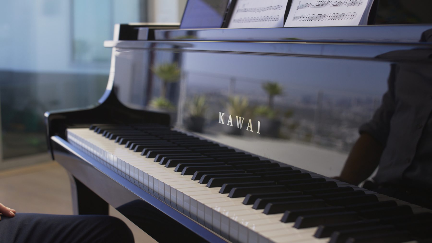 Die sanft geschwungenen Kanten des Gehäuses des Kawai NOVUS NV12