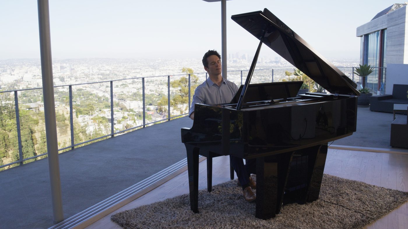 Eine Pianistin spielt an einem Kawai NOVUS NV12