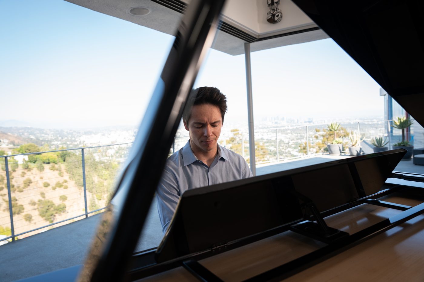 Hände auf den Tasten eines Kawai NOVUS NV12