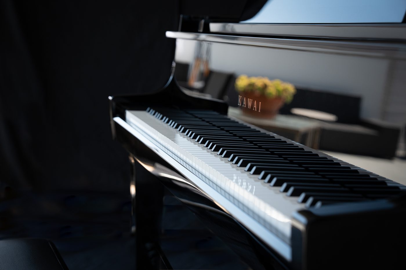 Die Tastatur eines Kawai NOVUS NV12 bei wenig Licht