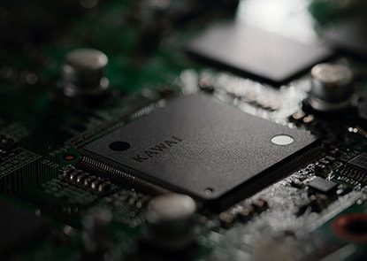 Nahaufnahme der Audio-Hardware im Inneren des Kawai NOVUS NV6