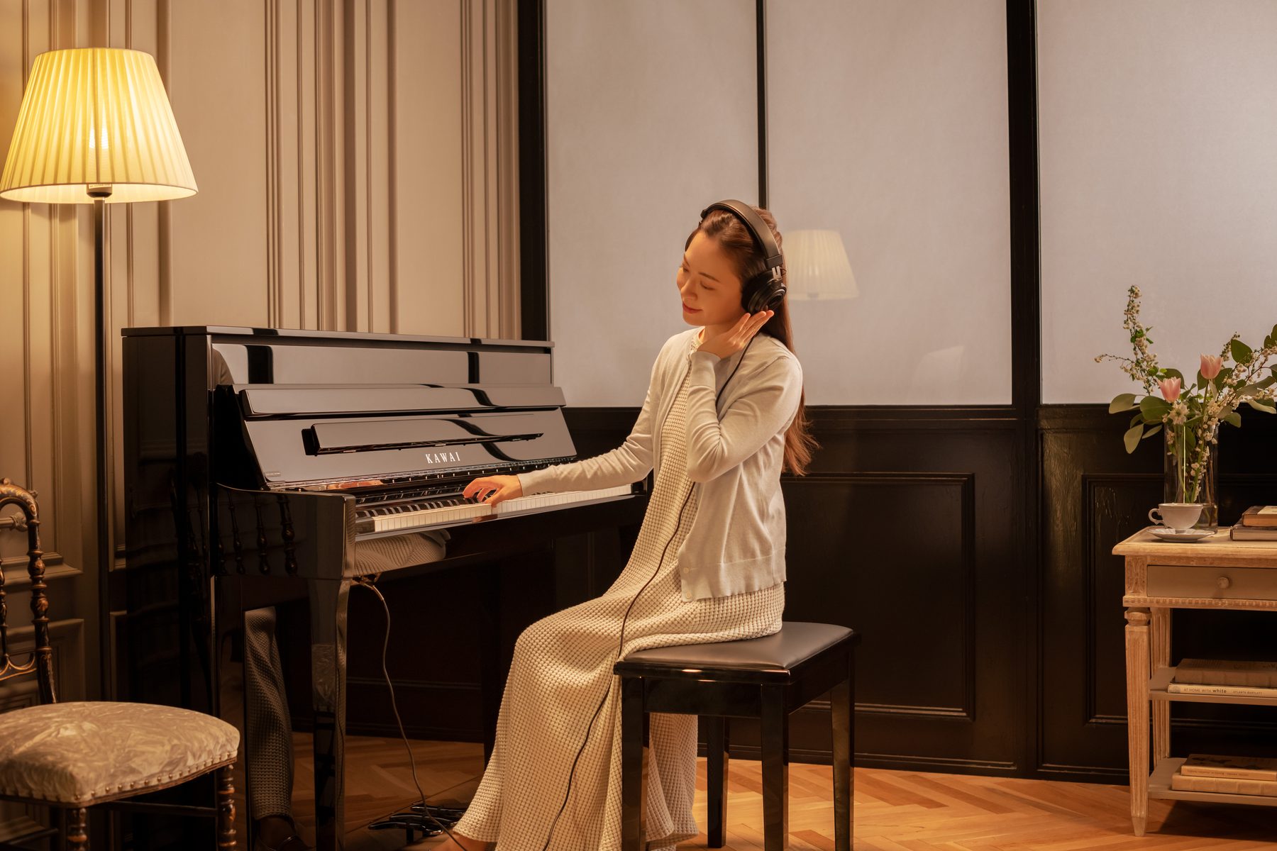 Ein Pianist spielt abends an einem Kawai NOVUS NV6