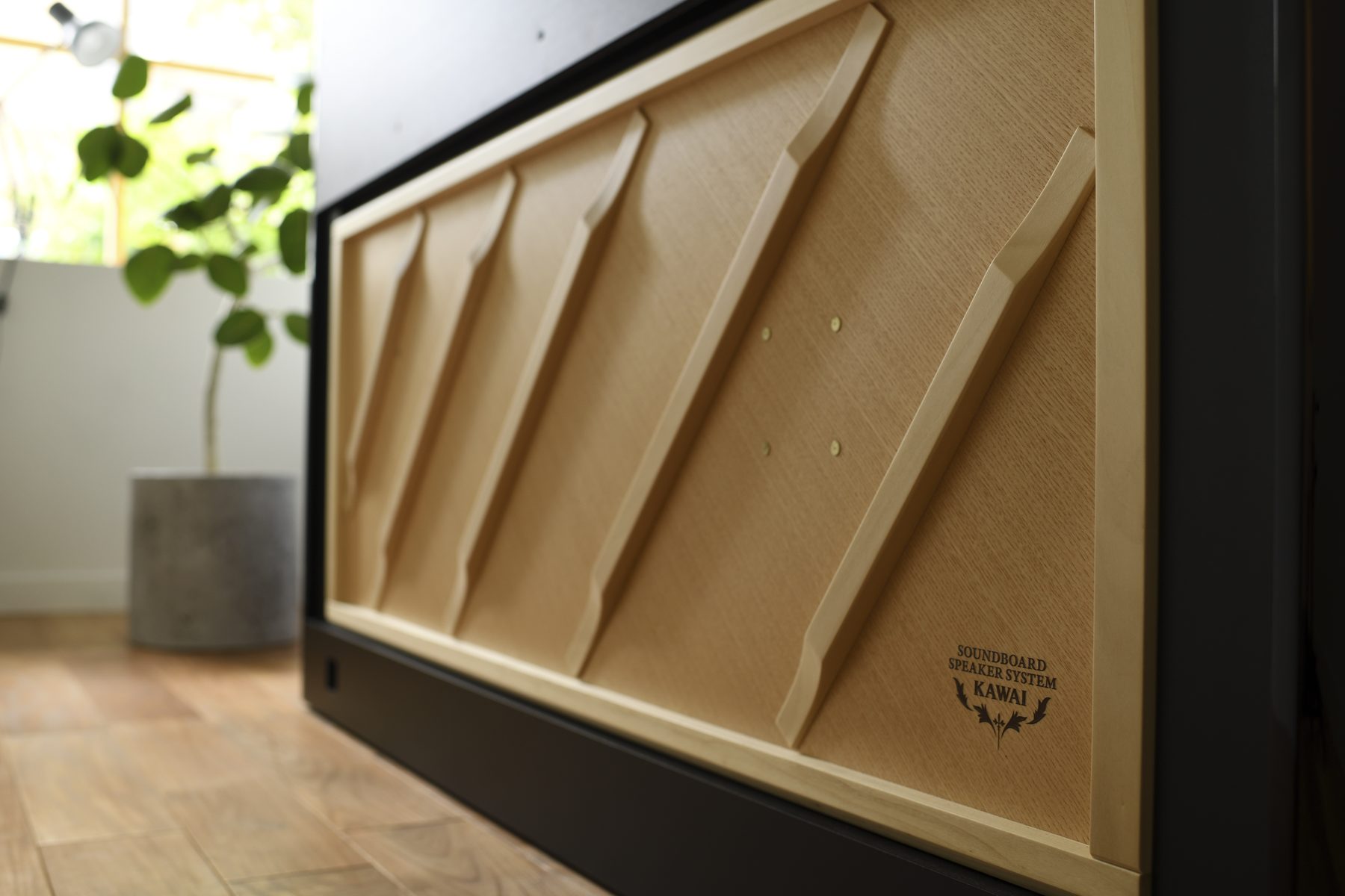 Der Holzresonanzboden auf der Rückseite des Kawai NOVUS NV6