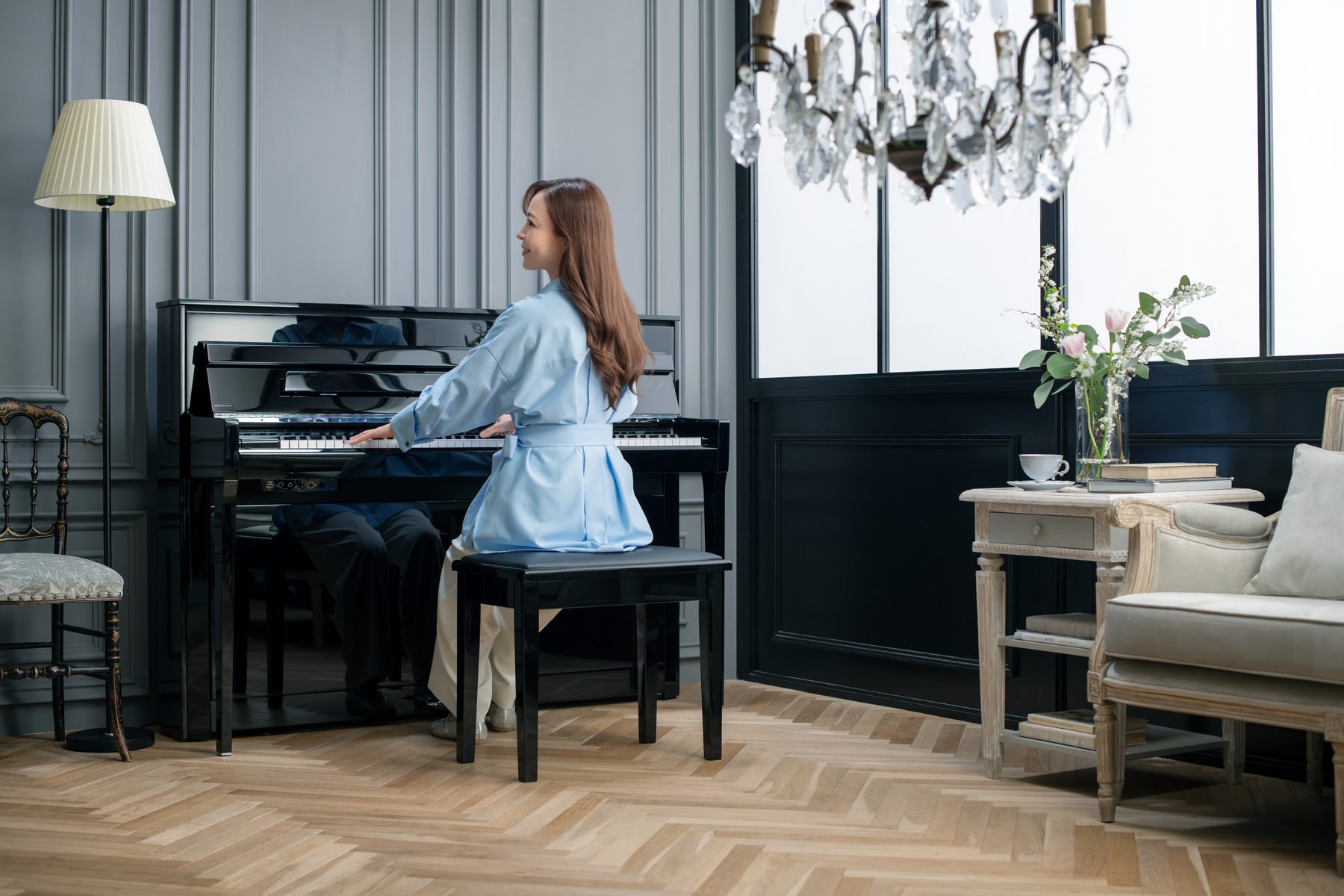 Eine Pianistin am Kawai NOVUS NV6 in einem Wohnraum