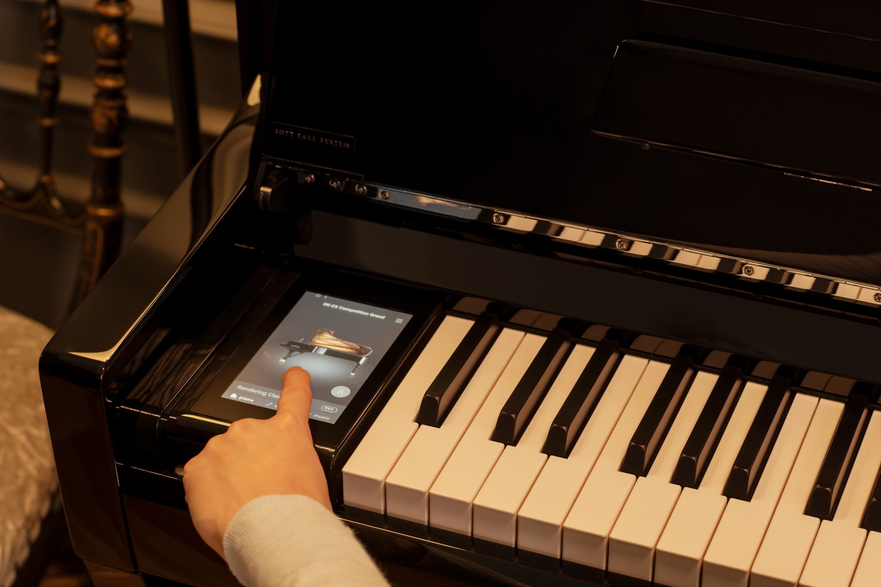 Eine Hand greift zum Touchscreen eines Kawai NOVUS NV6