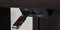Connexions et commandes du Kawai CA 701 sous la table de jeu