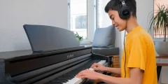 Person spielt mit Kopfhörern auf dem Kawai CA 401 Digitalpiano