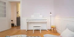Piano numérique Kawai CA 501 en blanc avec tabouret dans le salon