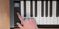Kawai CA 401 Bedienfeld am Spieltisch wird bedient