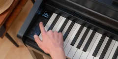 Kawai CA 401 Bedienfeld wird per Hand bedient