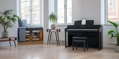 Kawai CA 401 Digitalpiano in Schwarz in einem hellen Wohnraum mit Klavierbank