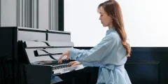 Le piano hybride Kawai NV6 est joué par une femme