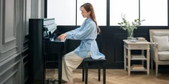 Le piano hybride Kawai NV6 se joue dans le salon