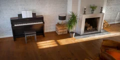 Piano numérique Kawai CA 701 avec banc devant la cheminée