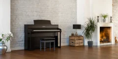 Piano numérique Kawai CA 701 devant la cheminée du salon