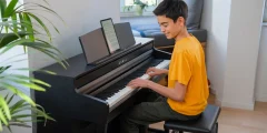 Kawai CA 401 Digitalpiano wird von einer Person im Wohnraum gespielt