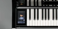 Écran tactile Kawai CA 901 à côté du clavier